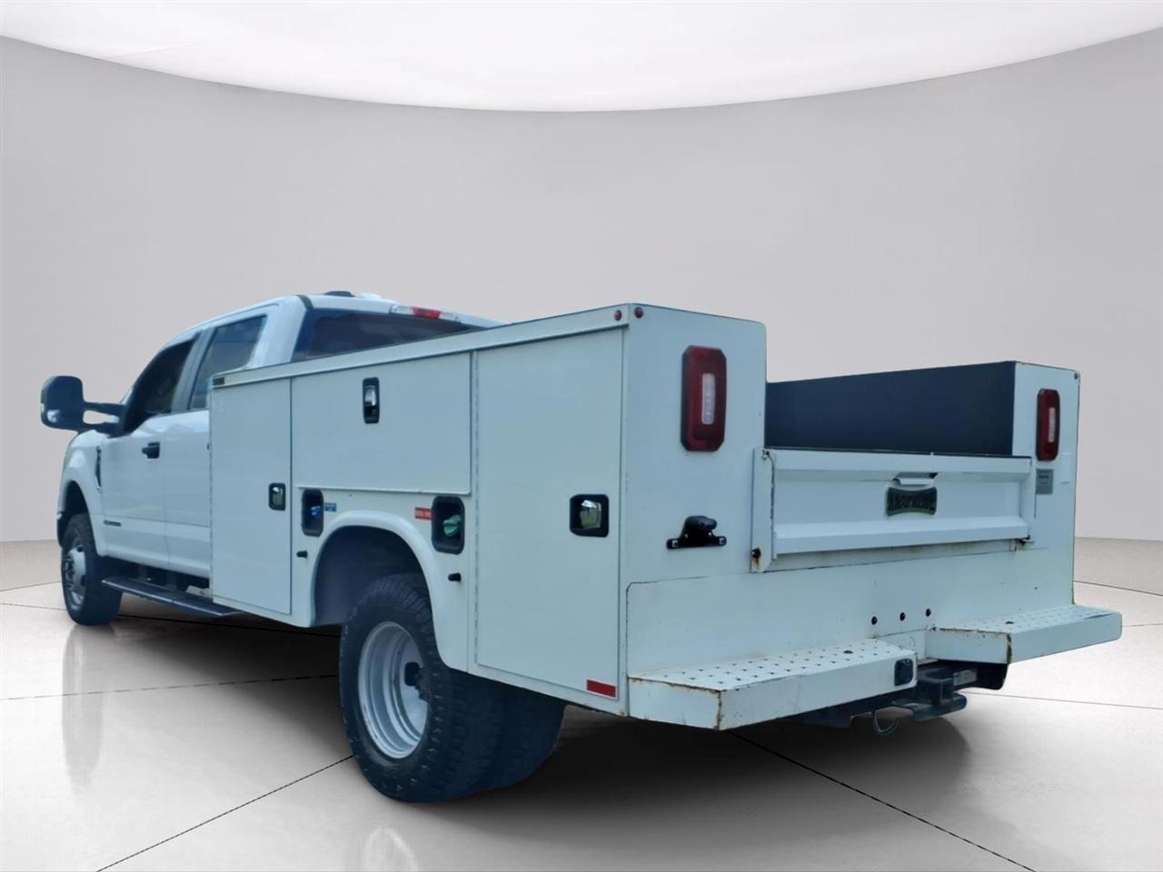 Ford Super Duty F-350 DRW Lariat 4WD Crew Cab 179" WB 60" CA 2020