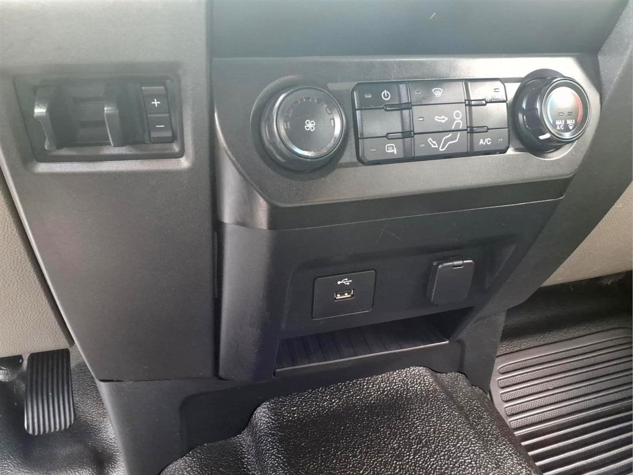 Ford Super Duty F-350 DRW Lariat 4WD Crew Cab 179" WB 60" CA 2020