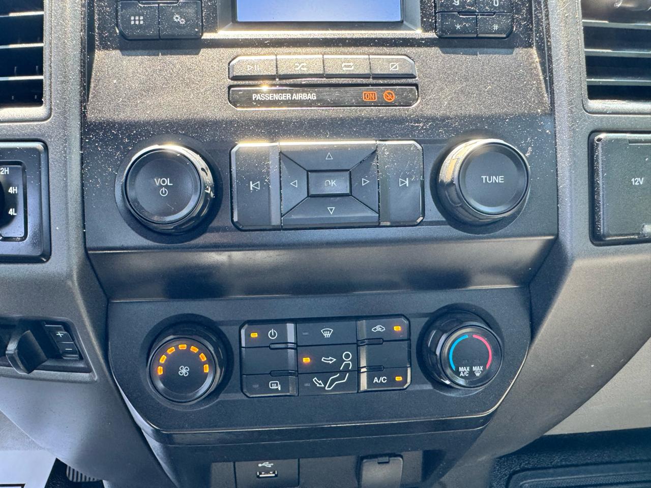 Ford Super Duty F-350 DRW XLT 4WD Reg Cab 145" WB 60" CA 2021