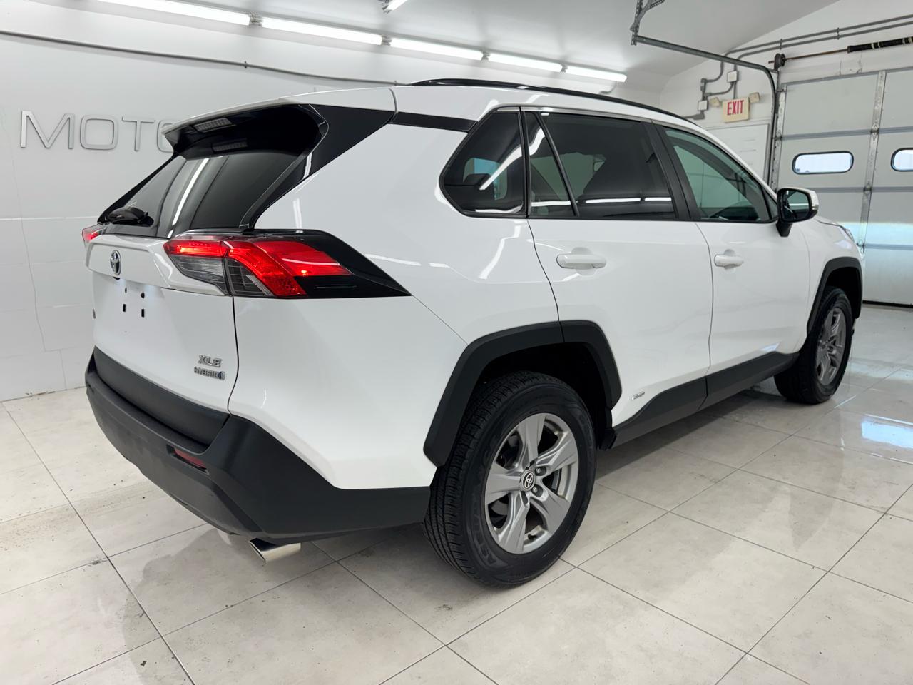 Toyota RAV4 Hybrid XLE AWD (Natl) 2022