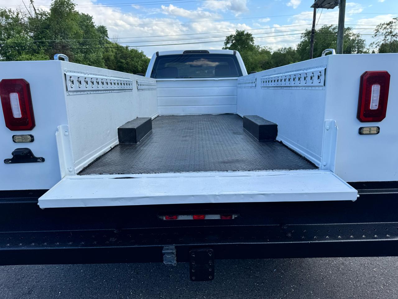 Ford Super Duty F-550 DRW XLT 2WD Reg Cab 145" WB 60" CA 2019