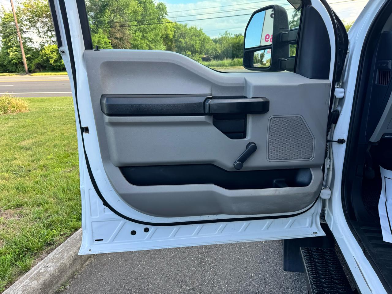 Ford Super Duty F-550 DRW XLT 2WD Reg Cab 145" WB 60" CA 2019
