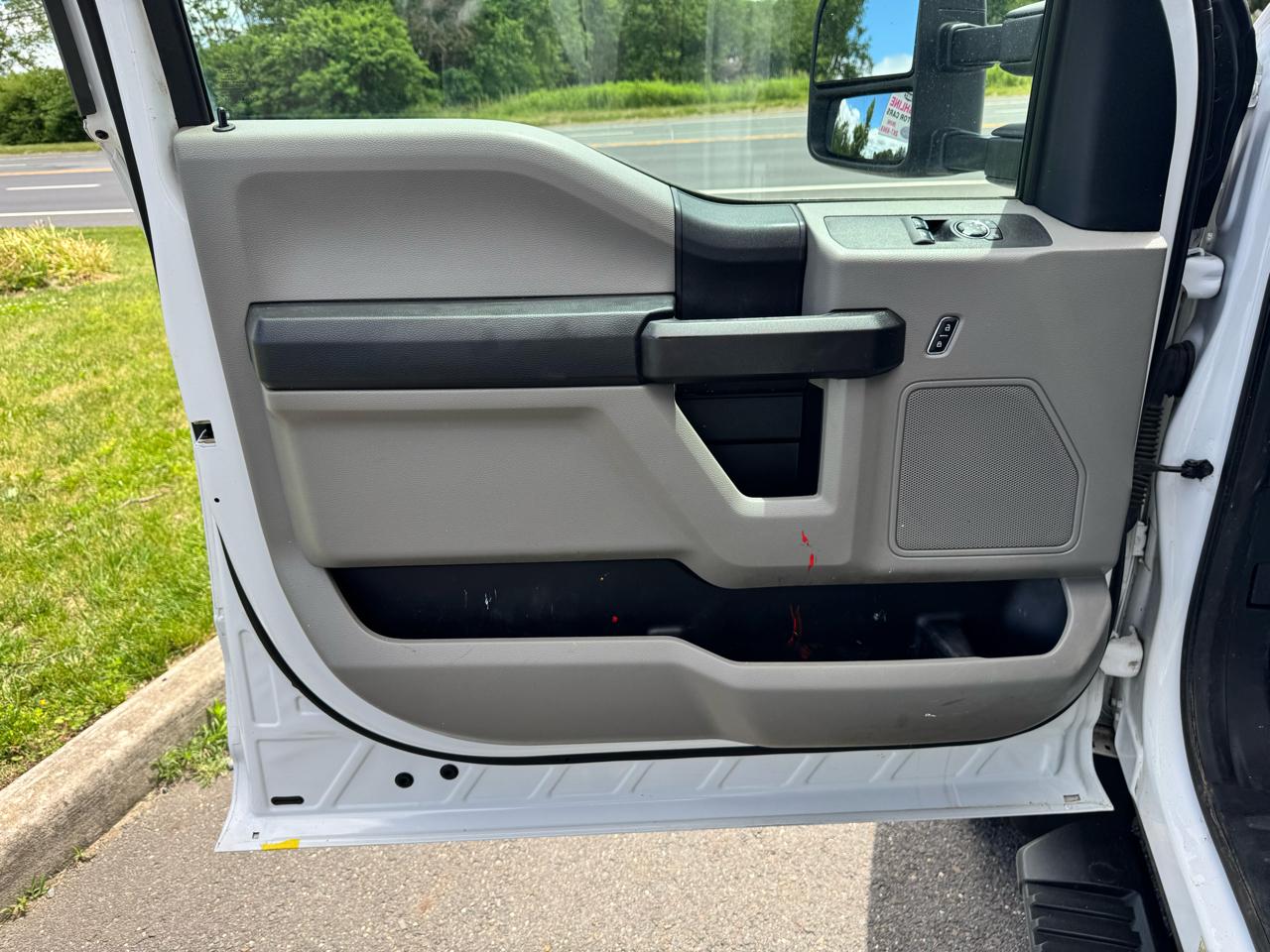 Ford Super Duty F-450 DRW XLT 2WD Reg Cab 145" WB 60" CA 2019