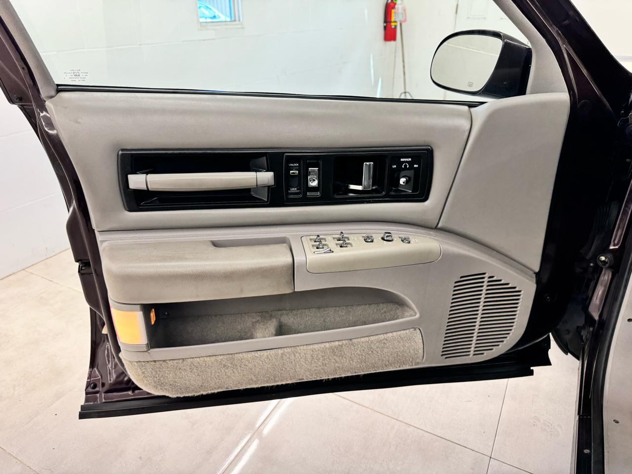 Chevrolet Caprice Classic/Impala SS/Caprice Police/Taxi Pkgs 4dr Sdn 1SA Special Value Pkg 1996