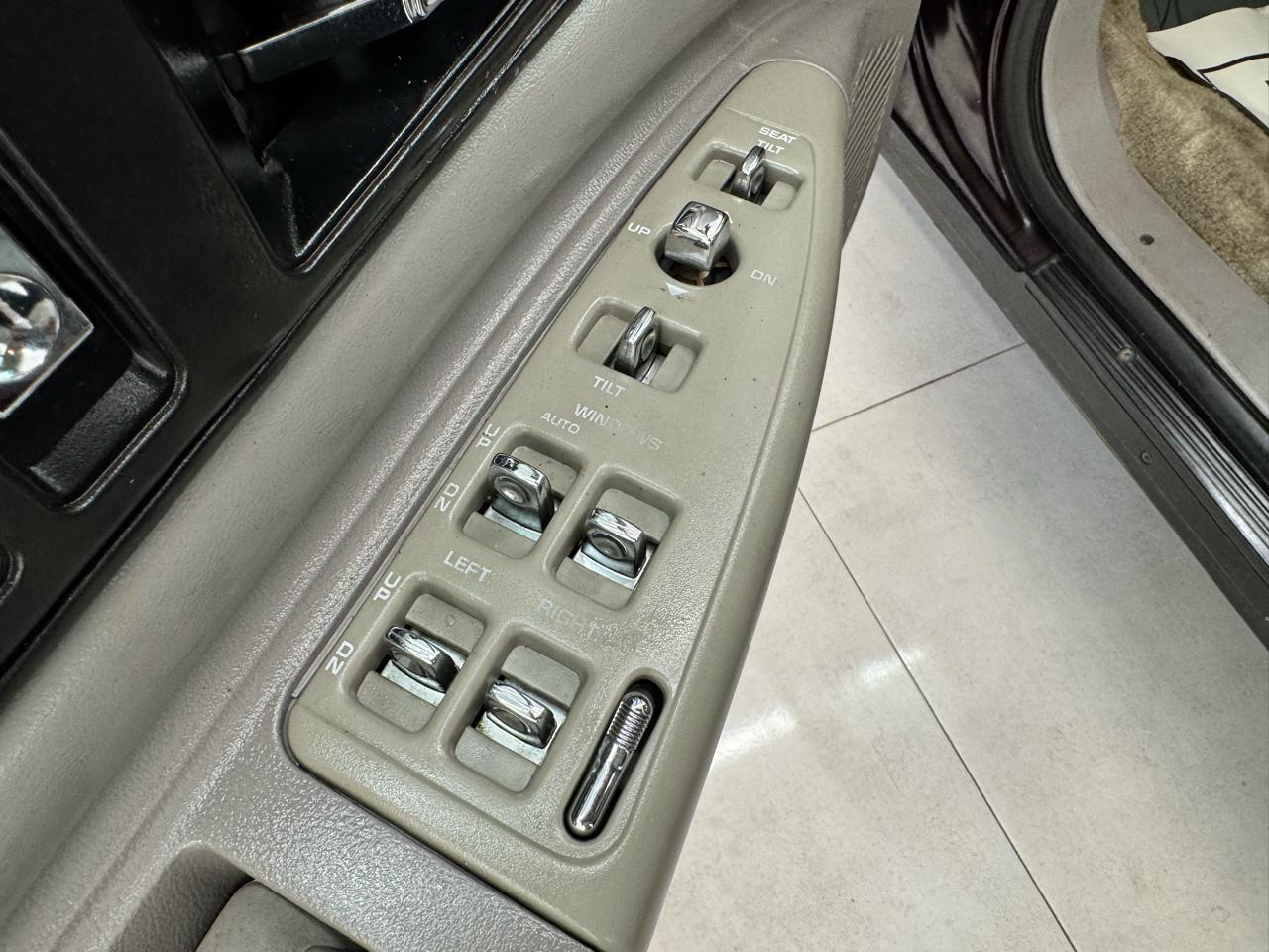 Chevrolet Caprice Classic/Impala SS/Caprice Police/Taxi Pkgs 4dr Sdn 1SA Special Value Pkg 1996