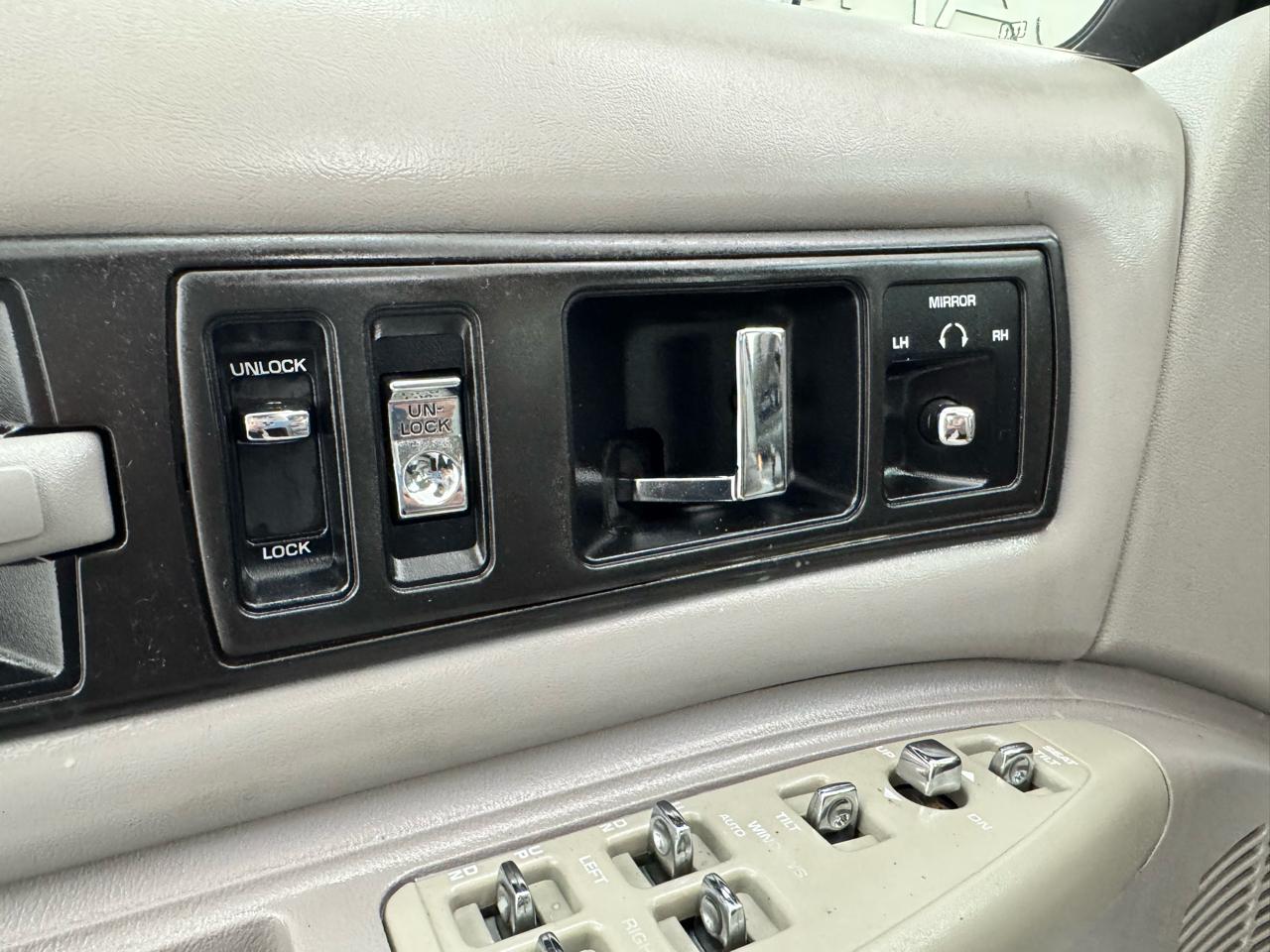 Chevrolet Caprice Classic/Impala SS/Caprice Police/Taxi Pkgs 4dr Sdn 1SA Special Value Pkg 1996
