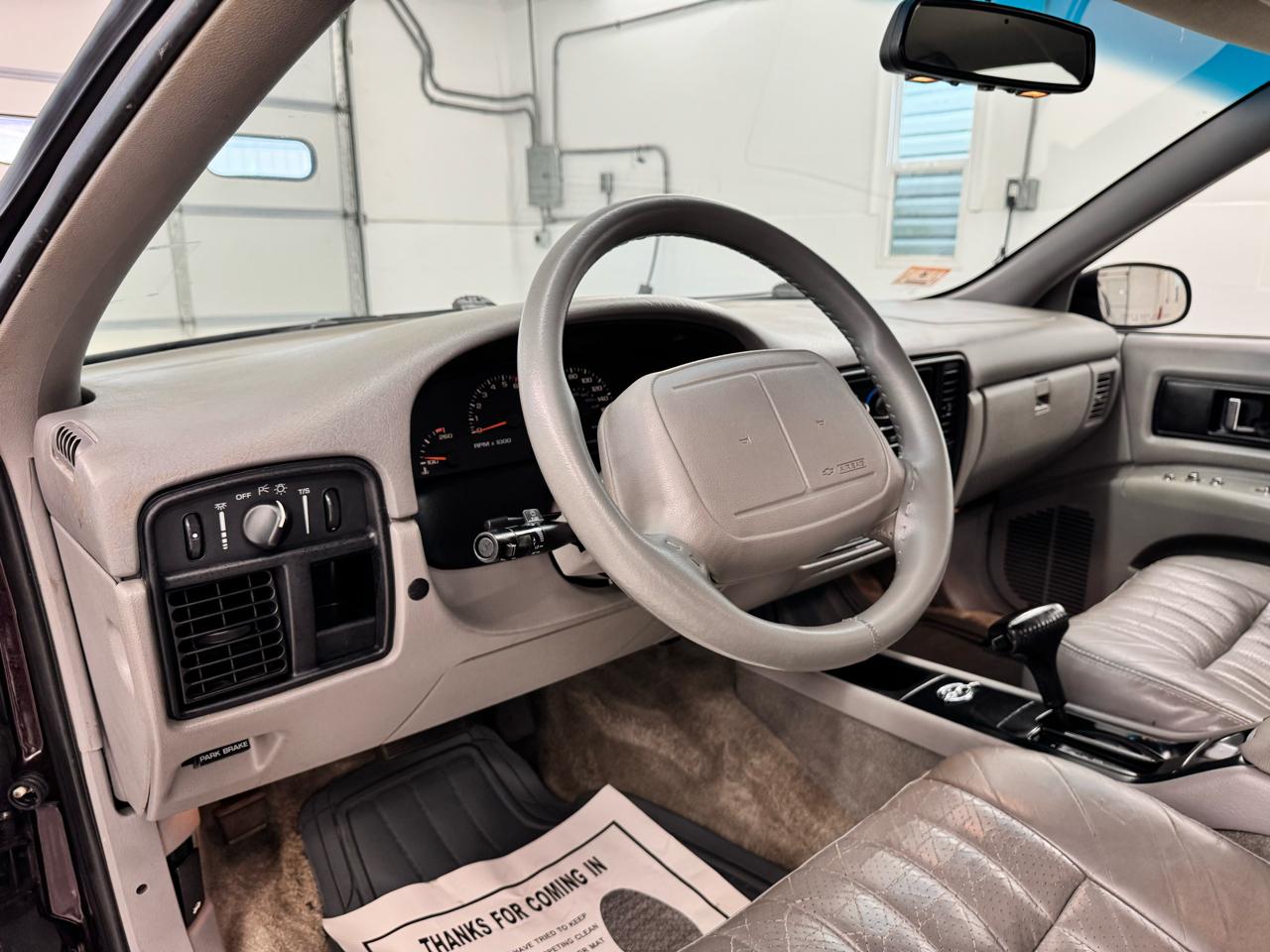 Chevrolet Caprice Classic/Impala SS/Caprice Police/Taxi Pkgs 4dr Sdn 1SA Special Value Pkg 1996
