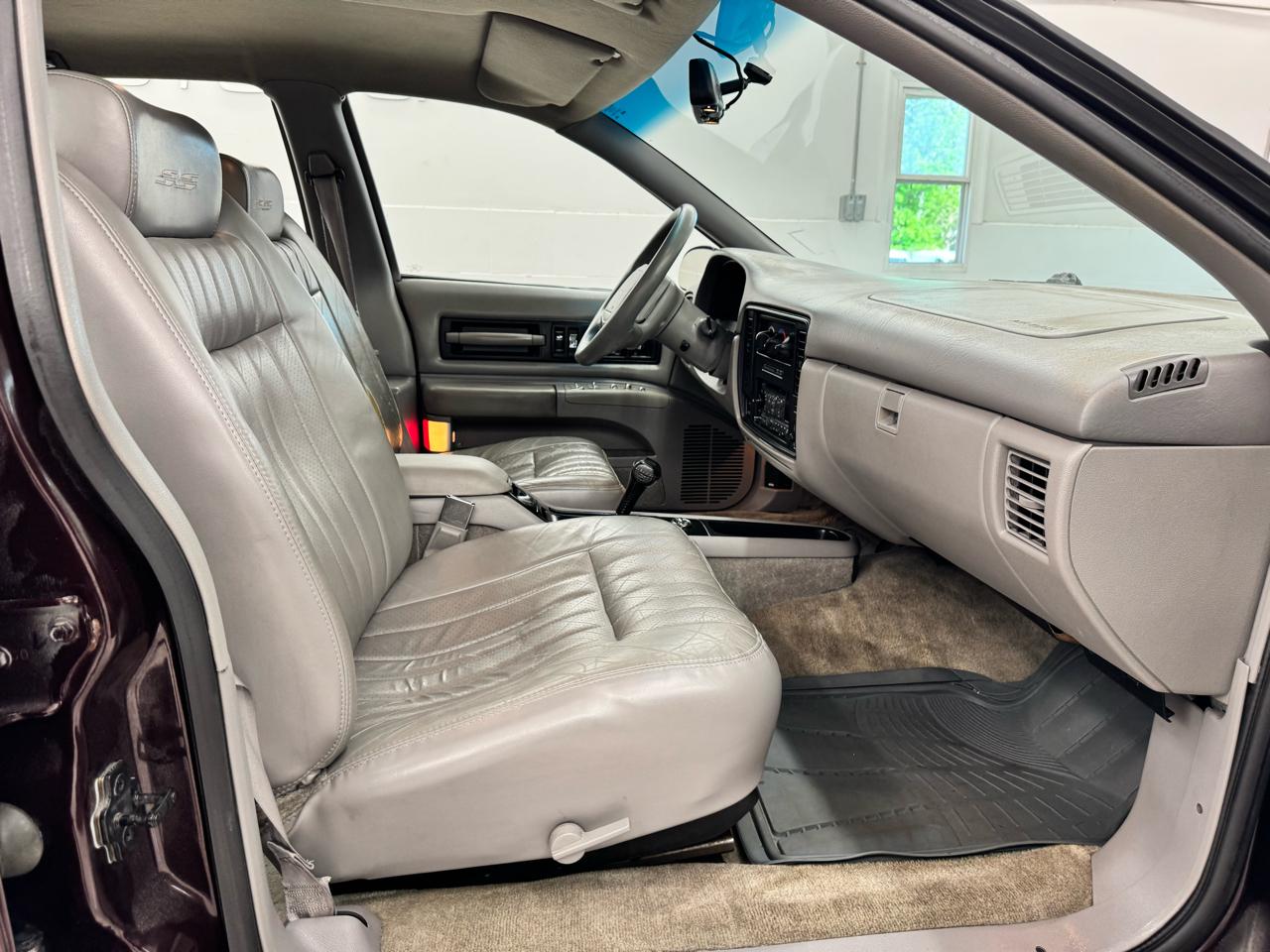Chevrolet Caprice Classic/Impala SS/Caprice Police/Taxi Pkgs 4dr Sdn 1SA Special Value Pkg 1996