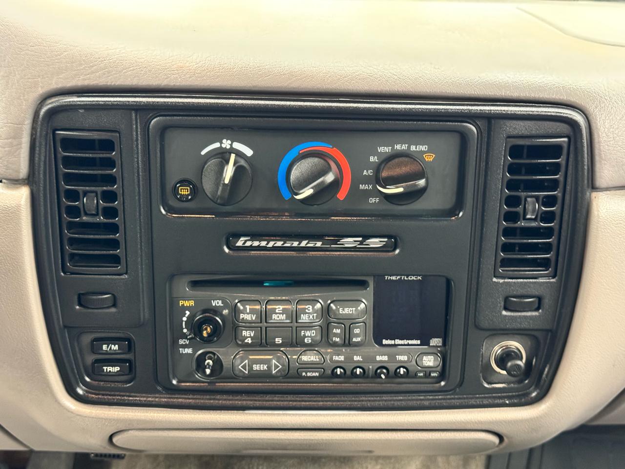 Chevrolet Caprice Classic/Impala SS/Caprice Police/Taxi Pkgs 4dr Sdn 1SA Special Value Pkg 1996