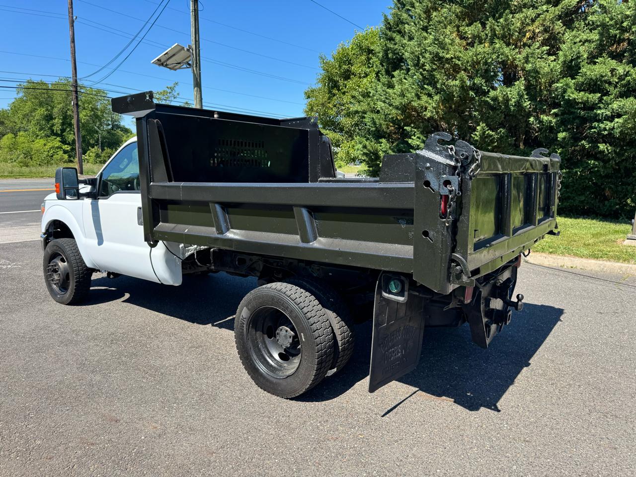 Ford Super Duty F-550 DRW 4WD Reg Cab 141" WB 60" CA XLT 2011