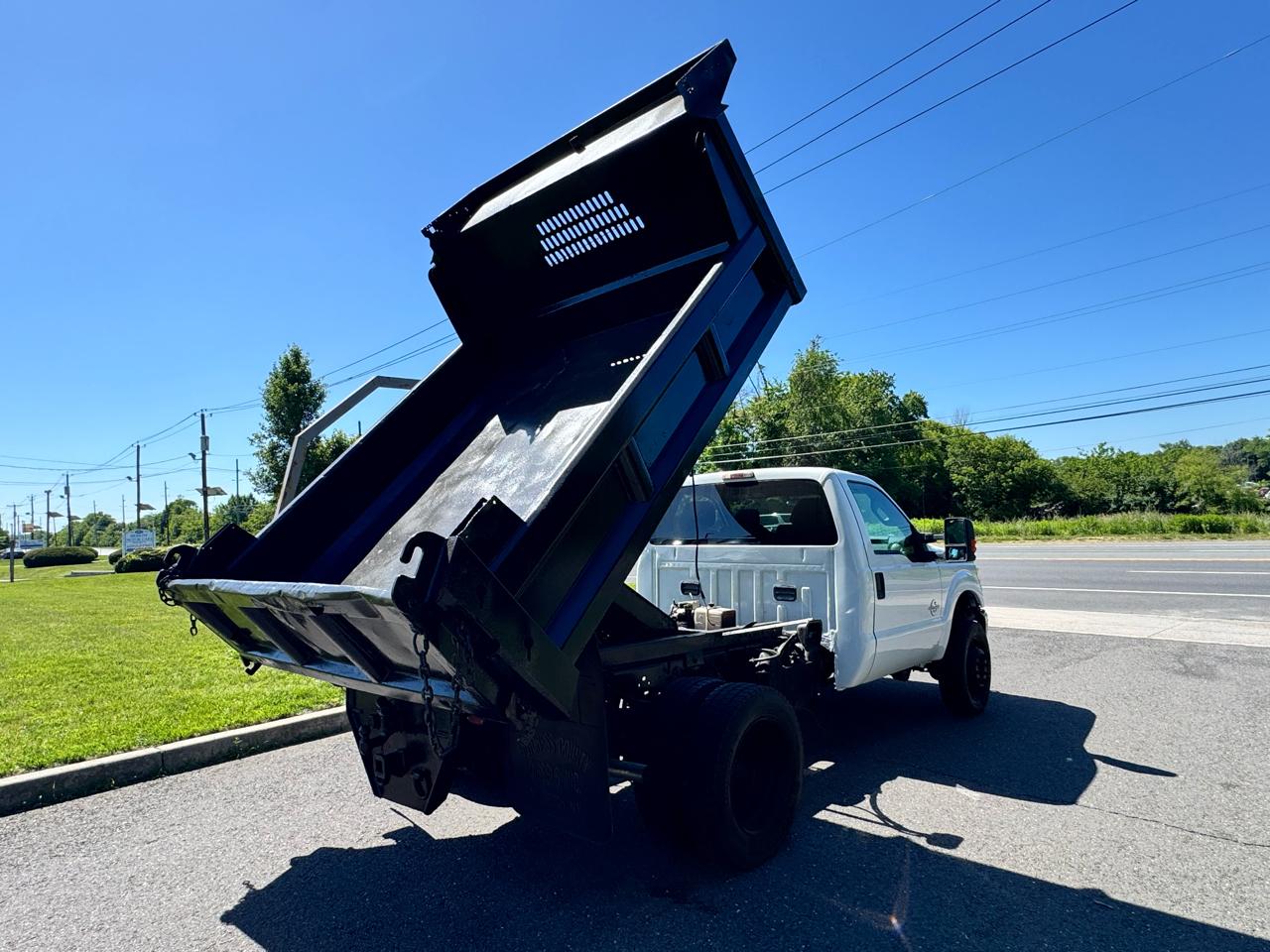 Ford Super Duty F-550 DRW 4WD Reg Cab 141" WB 60" CA XLT 2011