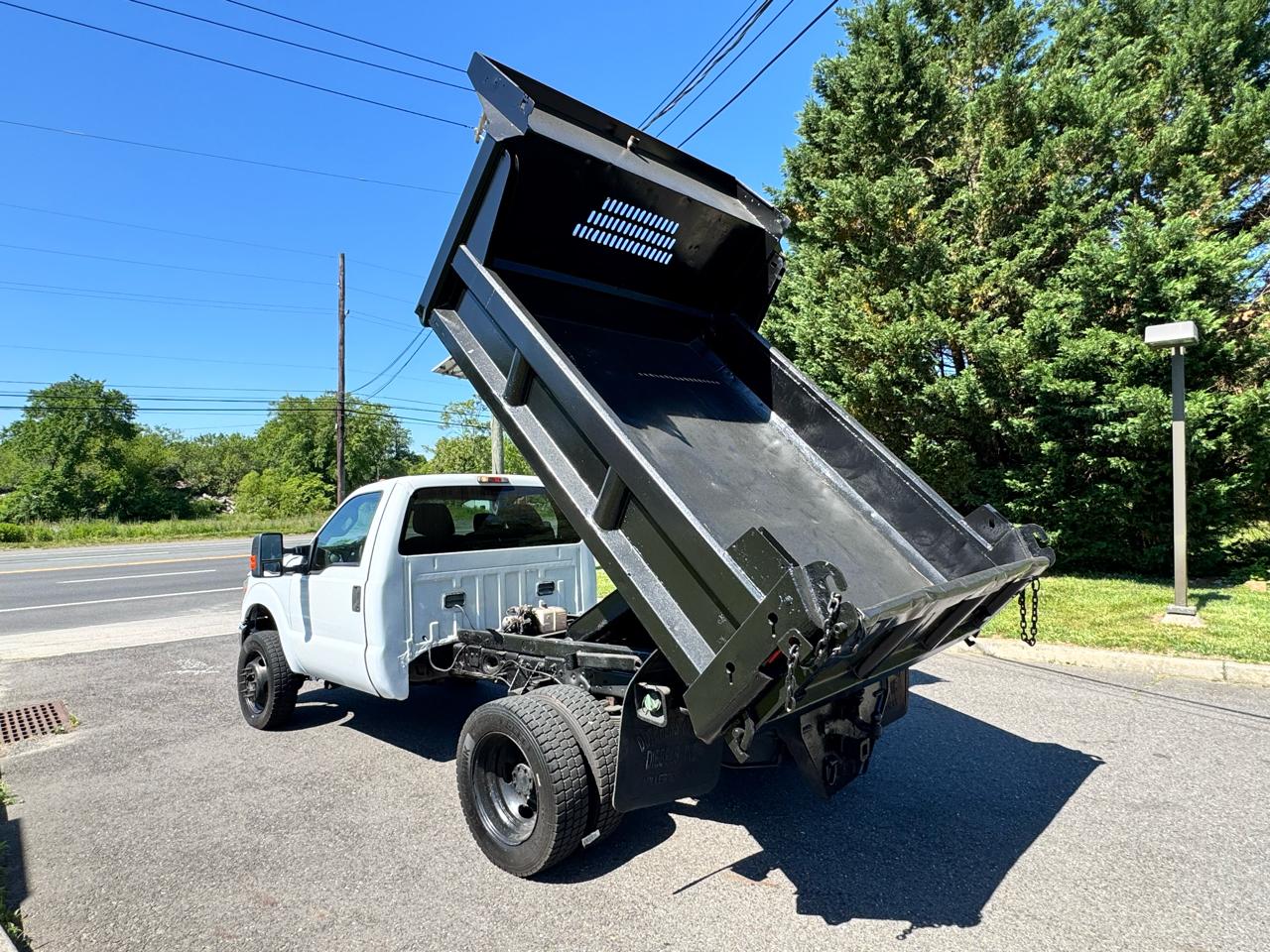 Ford Super Duty F-550 DRW 4WD Reg Cab 141" WB 60" CA XLT 2011