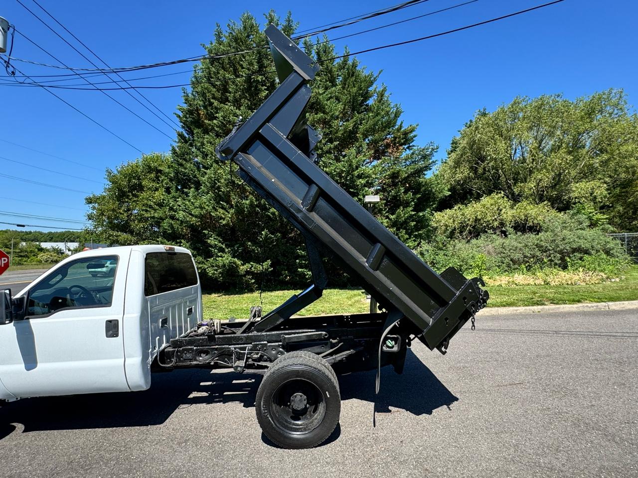 Ford Super Duty F-550 DRW 4WD Reg Cab 141" WB 60" CA XLT 2011