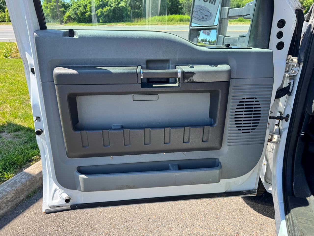 Ford Super Duty F-550 DRW 4WD Reg Cab 141" WB 60" CA XLT 2011
