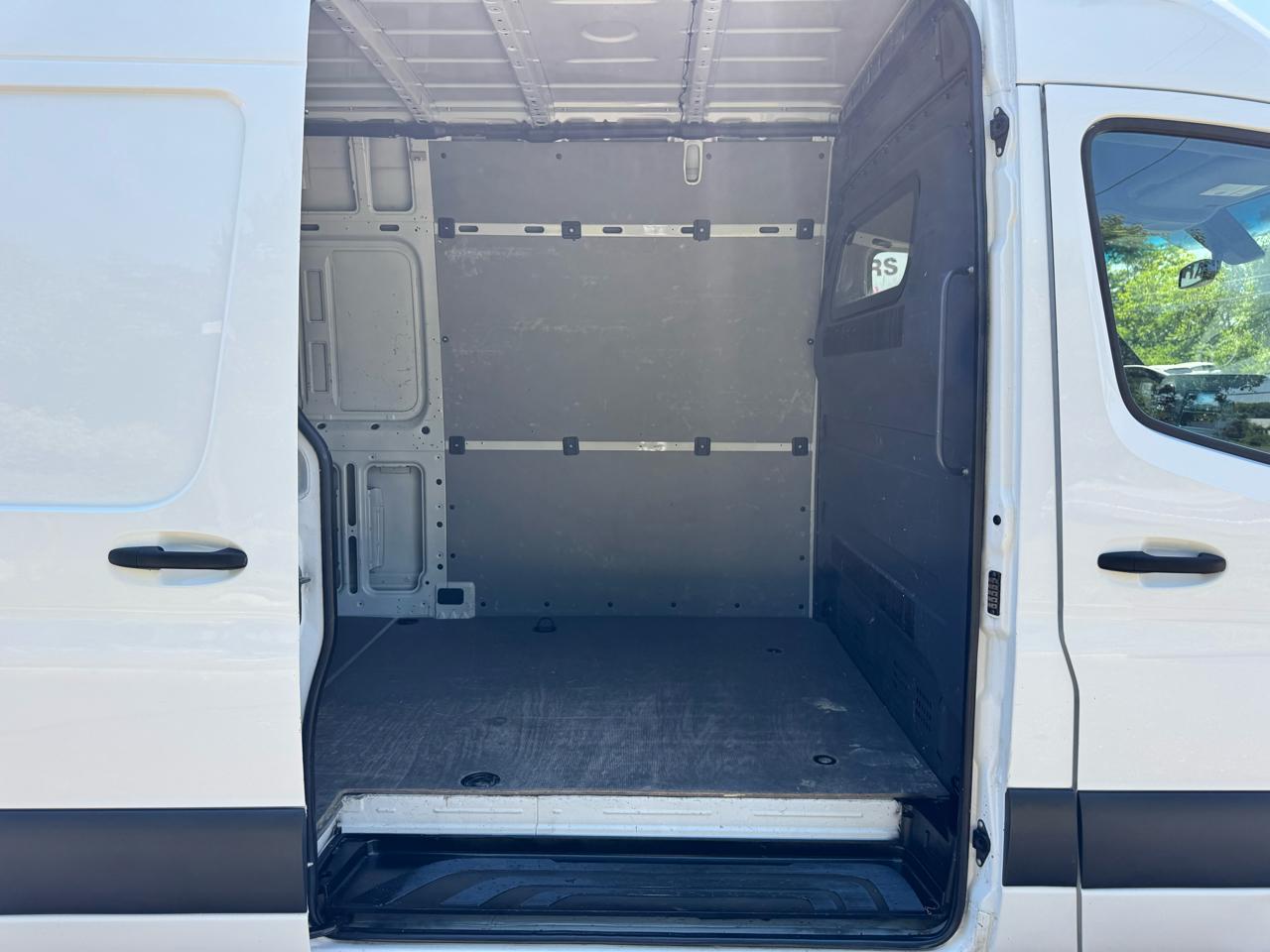 Mercedes-Benz Sprinter Cargo Van 2500 High Roof I4 Gas 170" RWD 2021