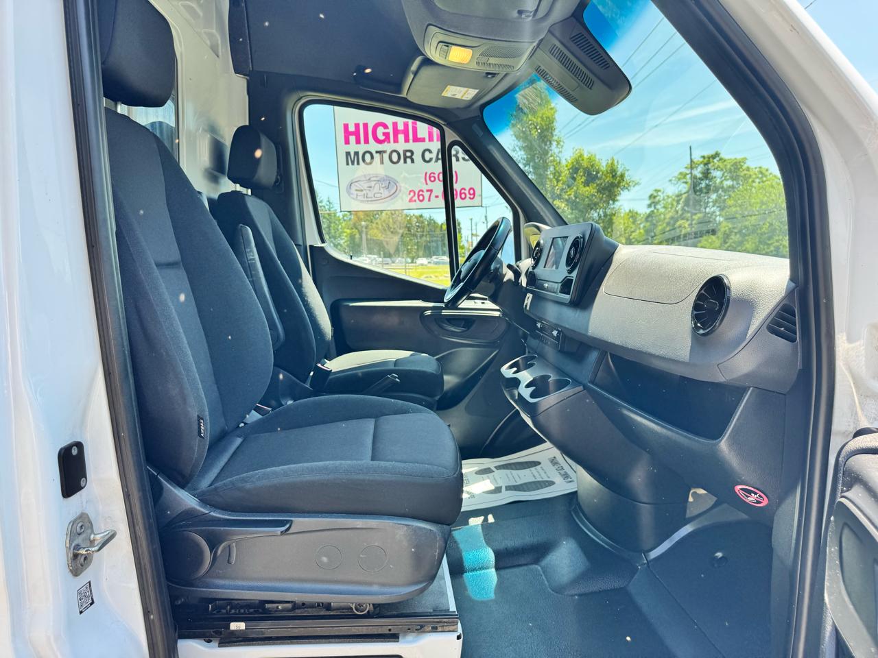 Mercedes-Benz Sprinter Cargo Van 2500 High Roof V6 170" RWD 2022