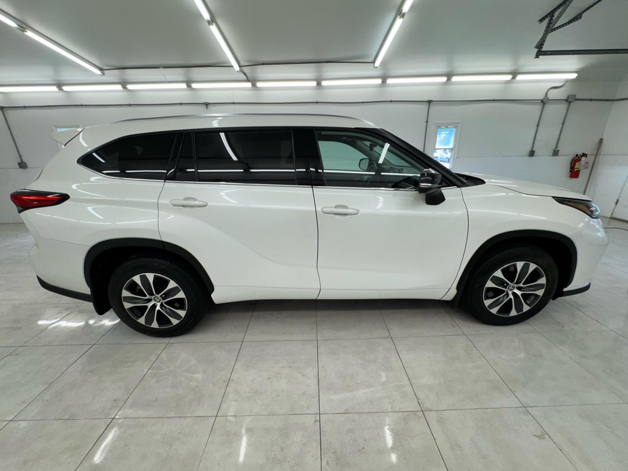Toyota Highlander XLE AWD (Natl) 2021