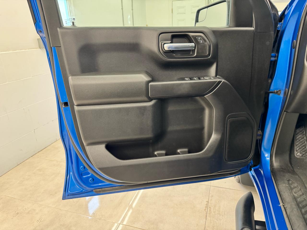 Chevrolet Silverado 1500 4WD Crew Cab 147" Custom 2022