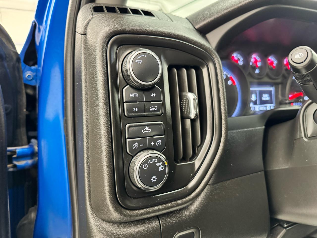 Chevrolet Silverado 1500 4WD Crew Cab 147" Custom 2022