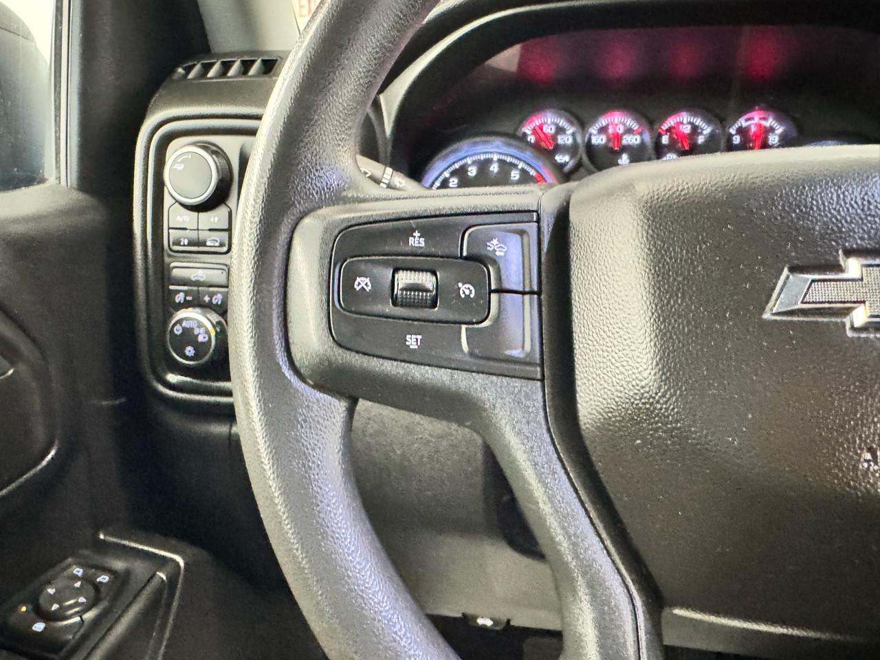 Chevrolet Silverado 1500 4WD Crew Cab 147" Custom 2022