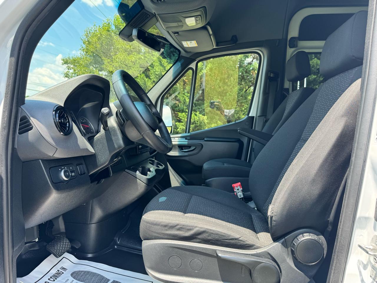 Mercedes-Benz Sprinter Passenger Van 2500 High Roof I4 Diesel 170" RWD 2025