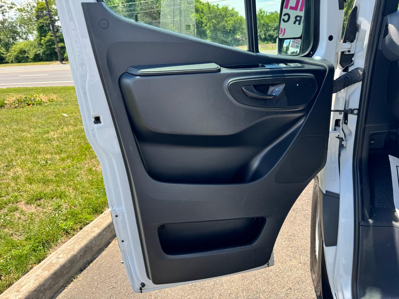 Mercedes-Benz Sprinter Passenger Van 2500 High Roof I4 Diesel 170" RWD 2025