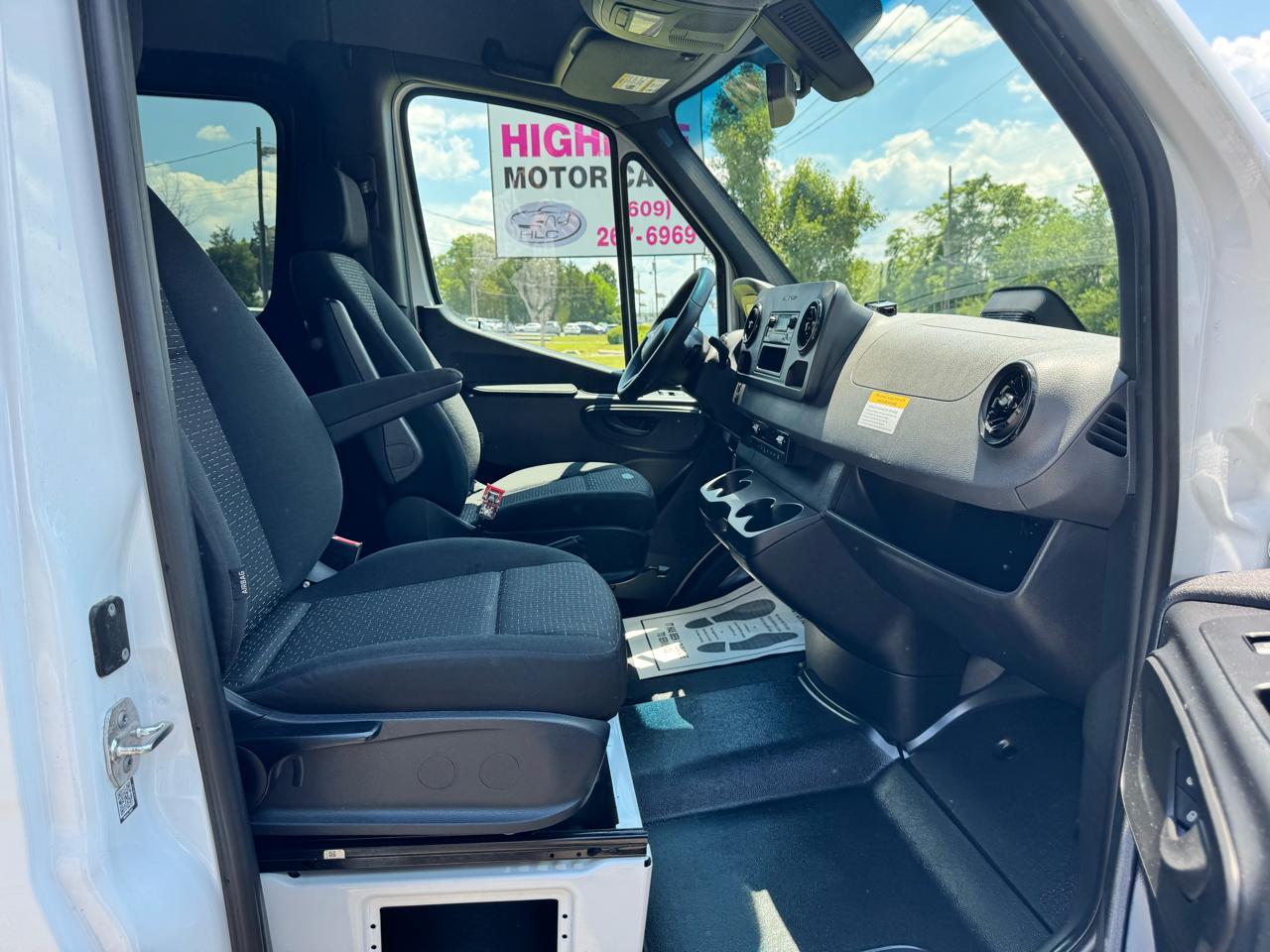 Mercedes-Benz Sprinter Passenger Van 2500 High Roof I4 Diesel 170" RWD 2025