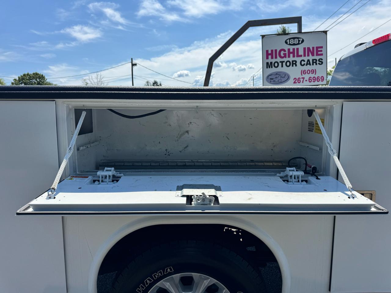 Ford Super Duty F-350 SRW XLT 4WD Reg Cab 8' Box 2022