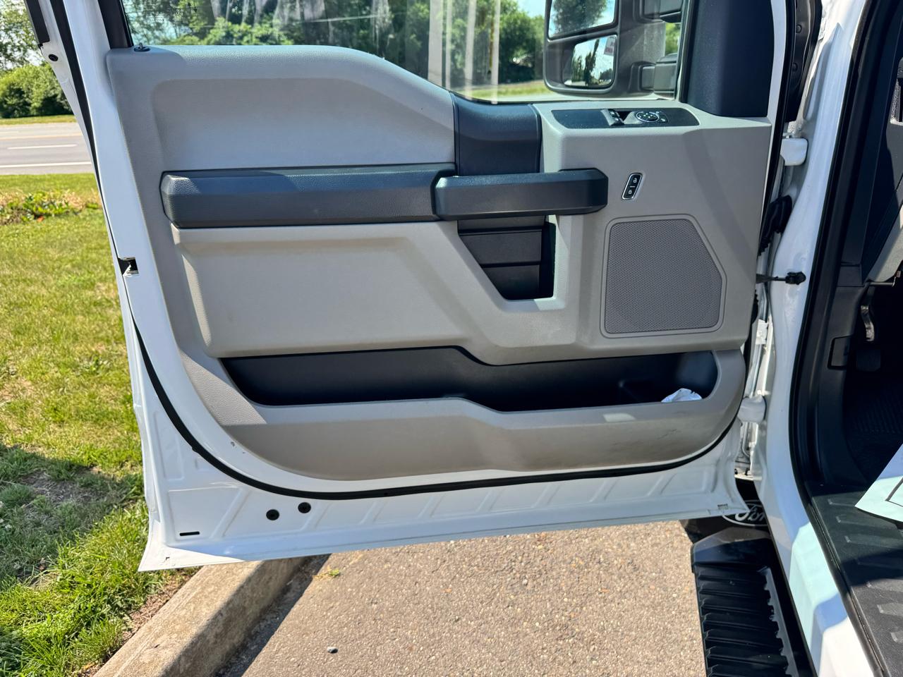 Ford Super Duty F-350 SRW XLT 4WD Reg Cab 8' Box 2022