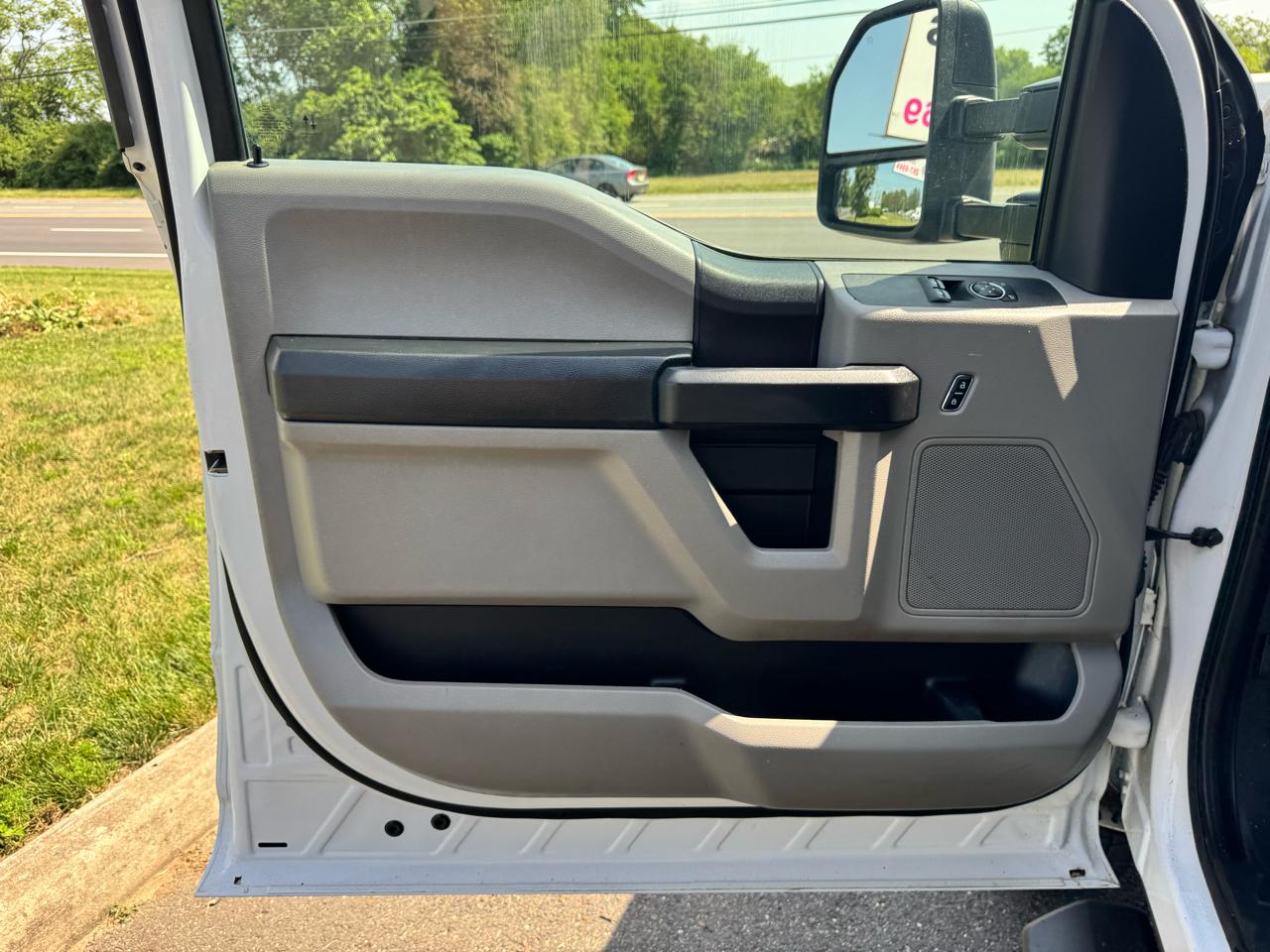 Ford Super Duty F-350 DRW XLT 4WD Reg Cab 145" WB 60" CA 2020