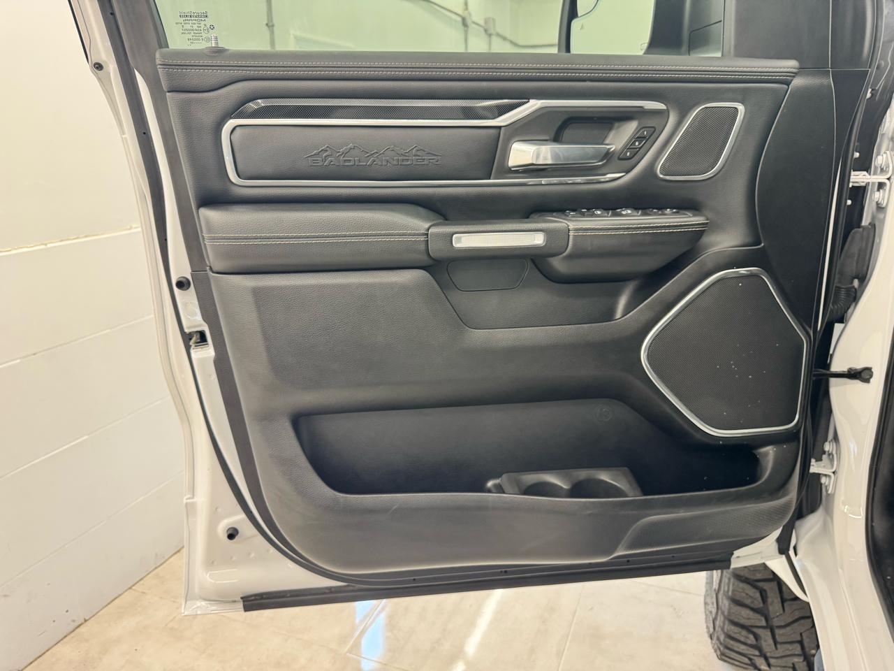 RAM 1500 Laramie 4x4 Crew Cab 5'7" Box 2022