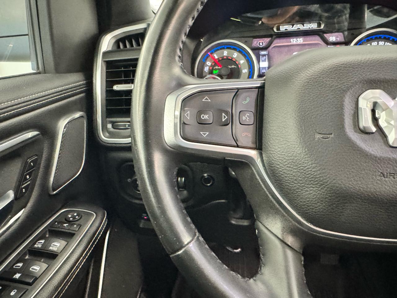 RAM 1500 Laramie 4x4 Crew Cab 5'7" Box 2022