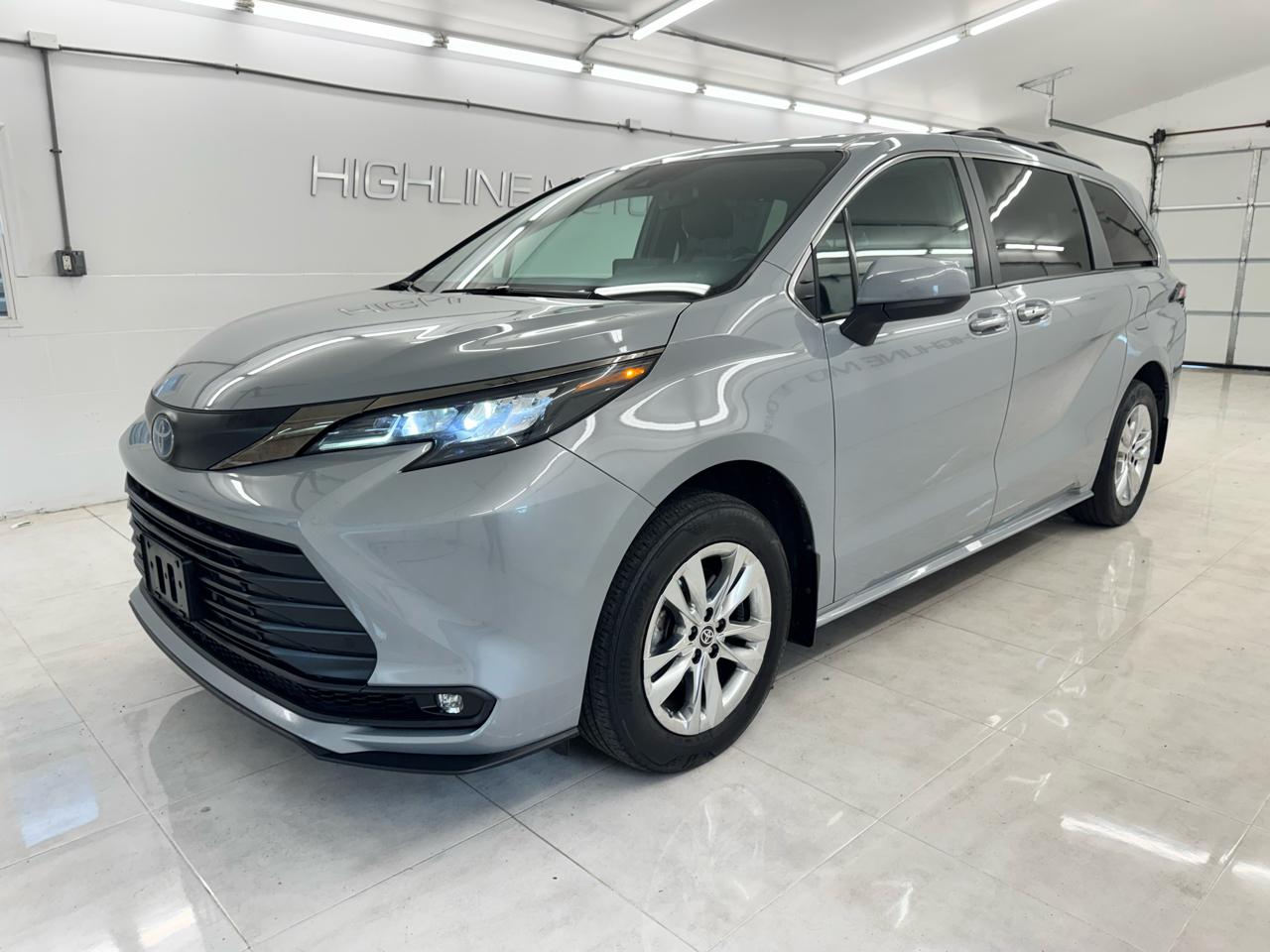 Toyota Sienna XSE 25th Anniversary AWD 7-Passenger (Natl) 2023