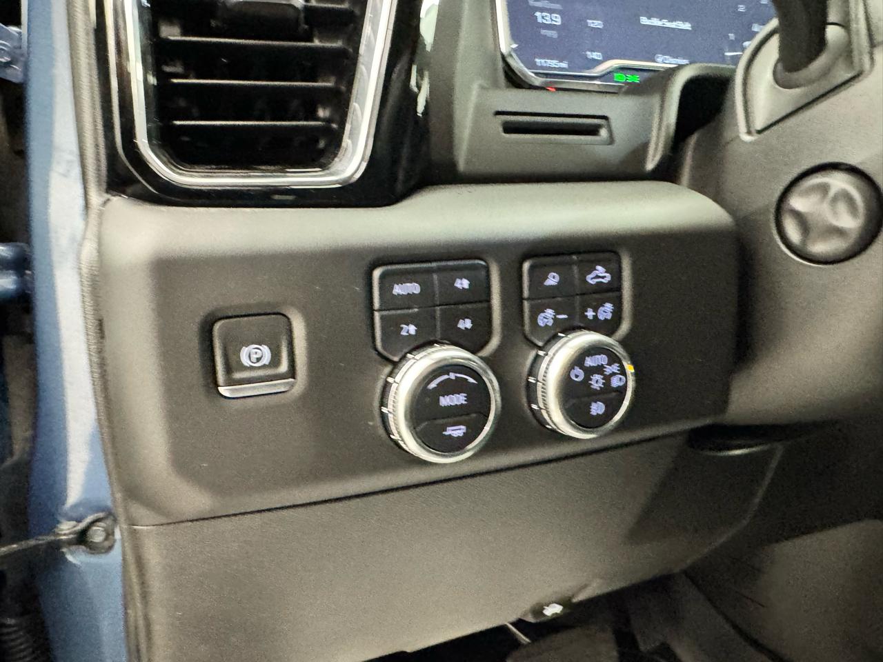 GMC Sierra 1500 4WD Crew Cab 147" Denali 2025