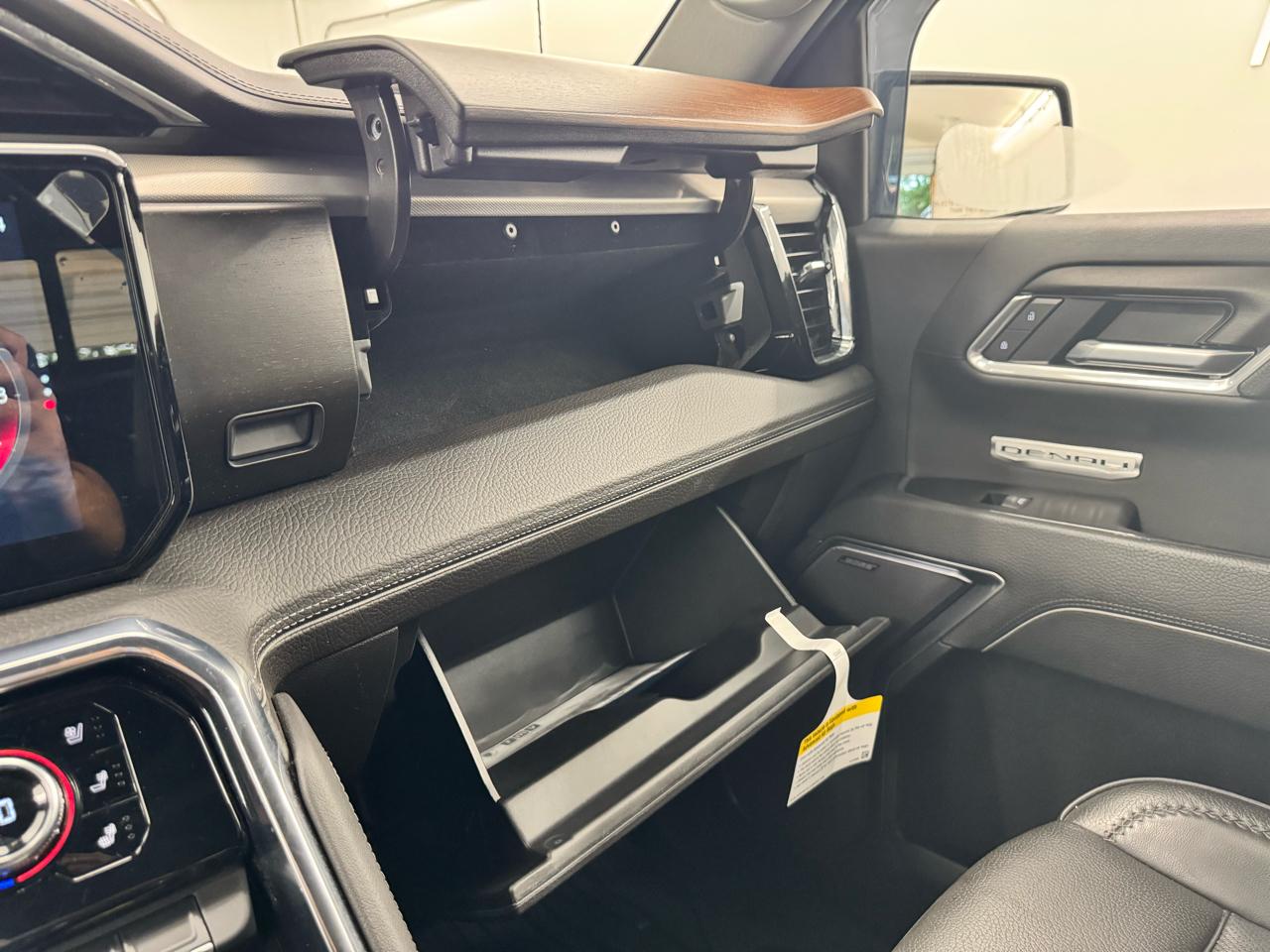GMC Sierra 1500 4WD Crew Cab 147" Denali 2025