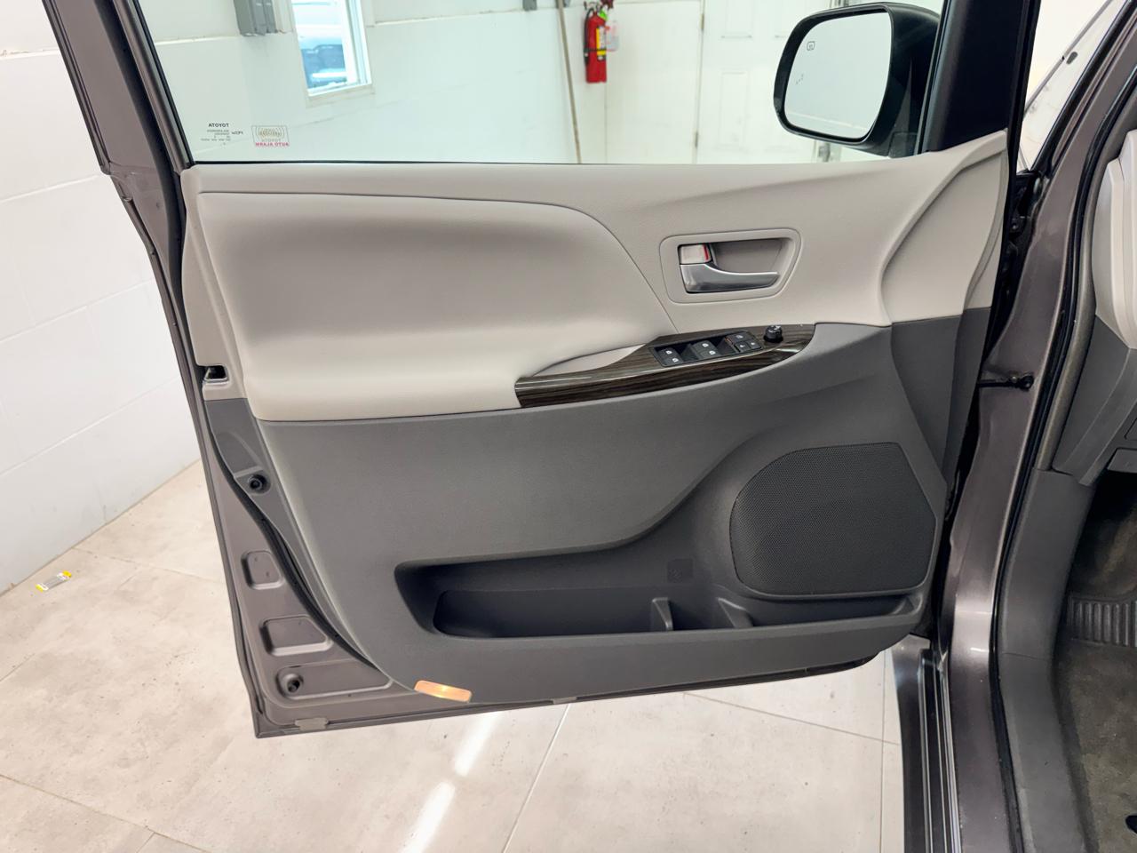 Toyota Sienna 5dr 8-Pass Van XLE Premium FWD (Natl) 2015