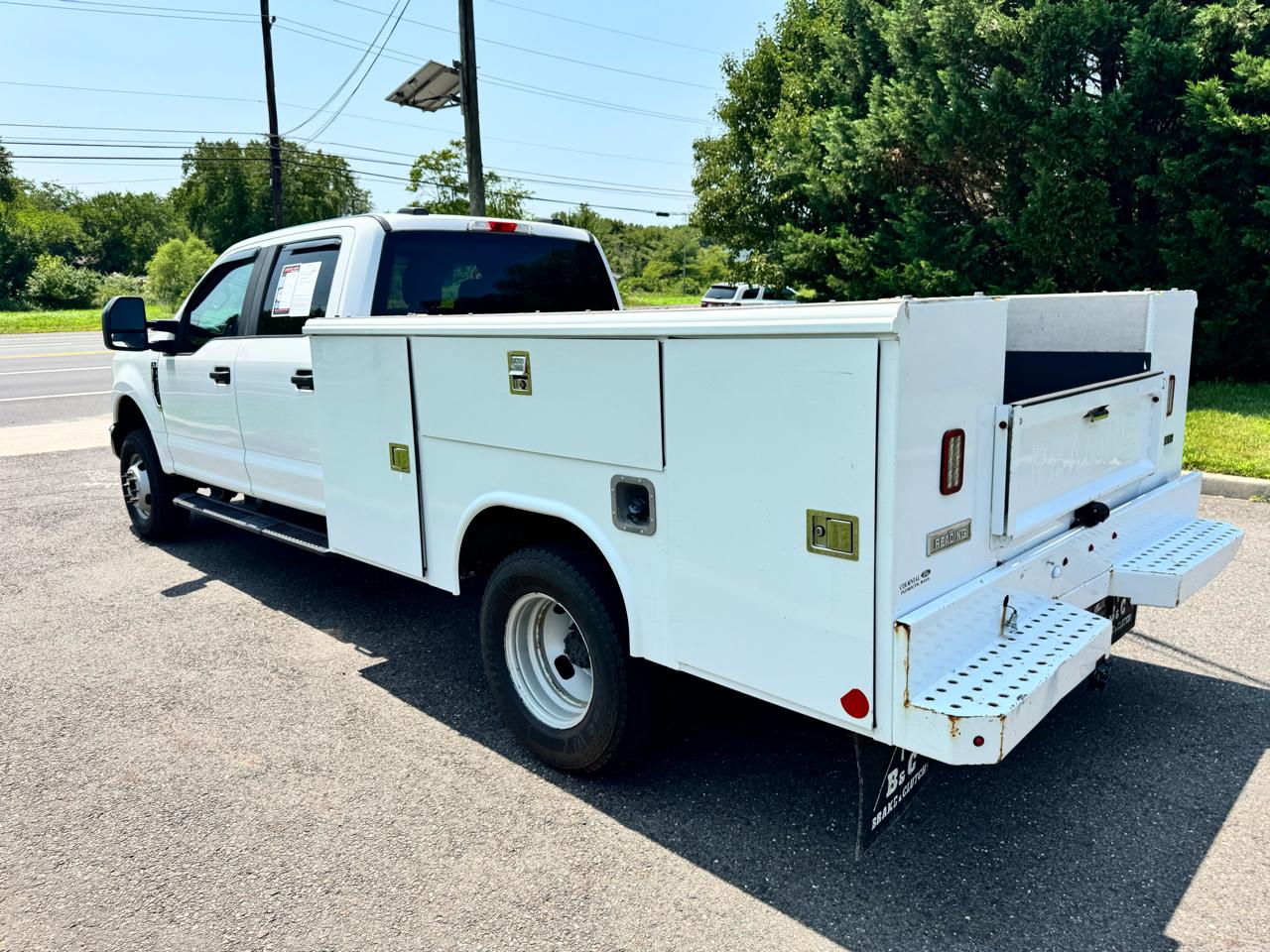 Ford Super Duty F-350 DRW Lariat 4WD Crew Cab 179" WB 60" CA 2021