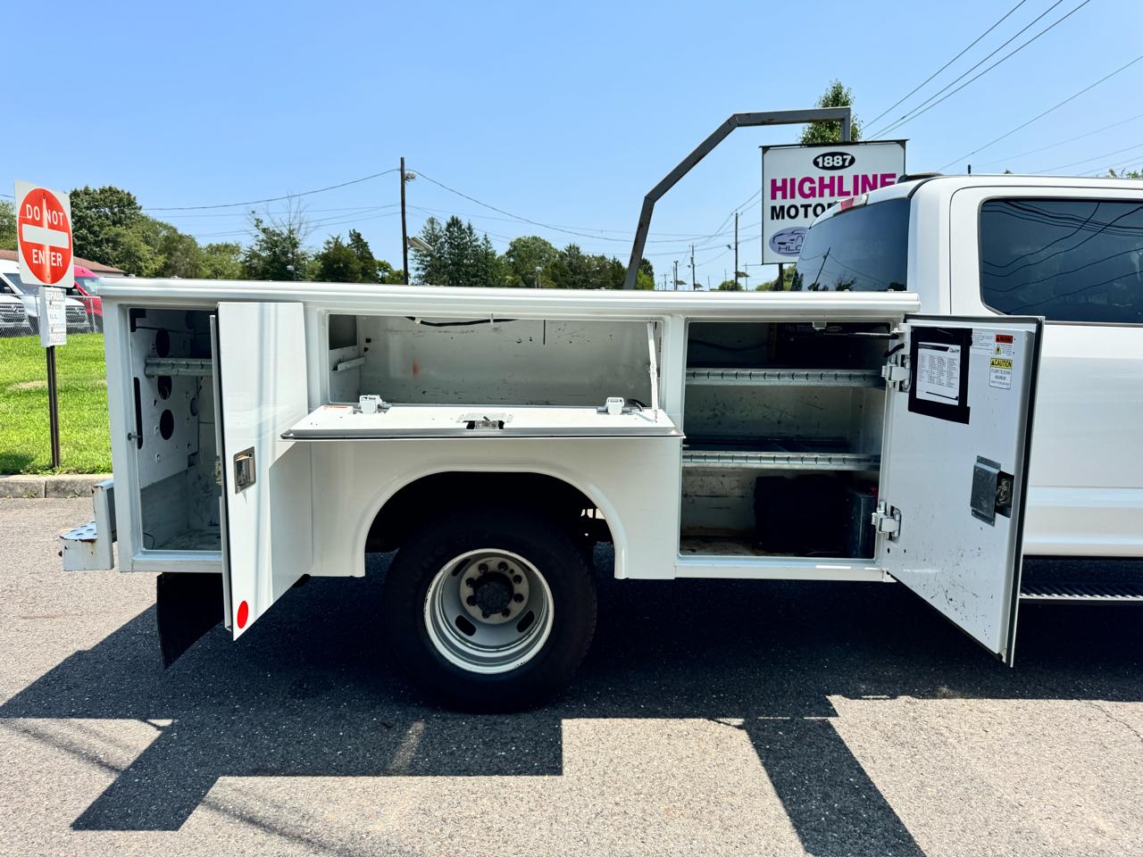 Ford Super Duty F-350 DRW Lariat 4WD Crew Cab 179" WB 60" CA 2021