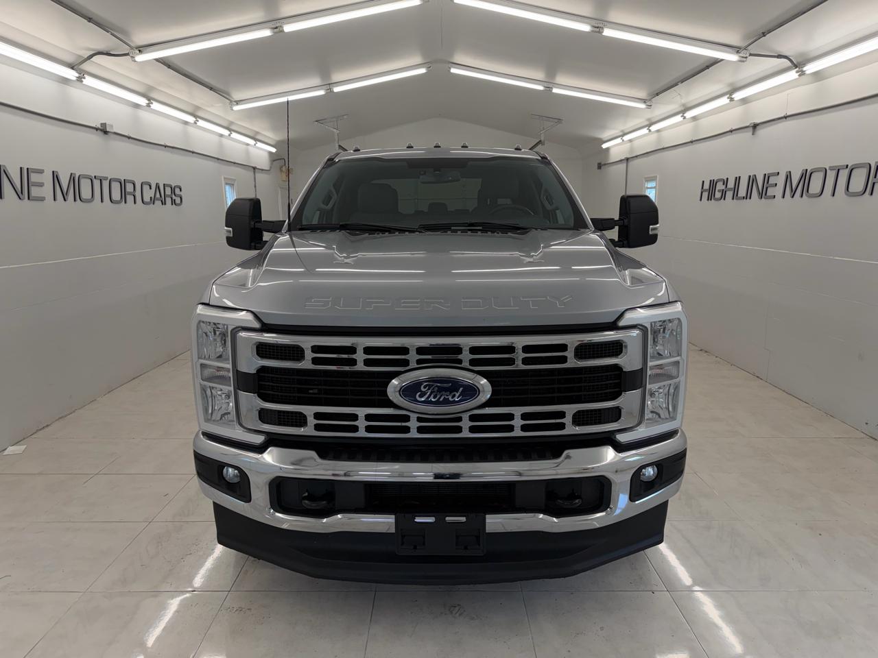 Ford Super Duty F-350 DRW 4WD Crew Cab 172" XLT 2023
