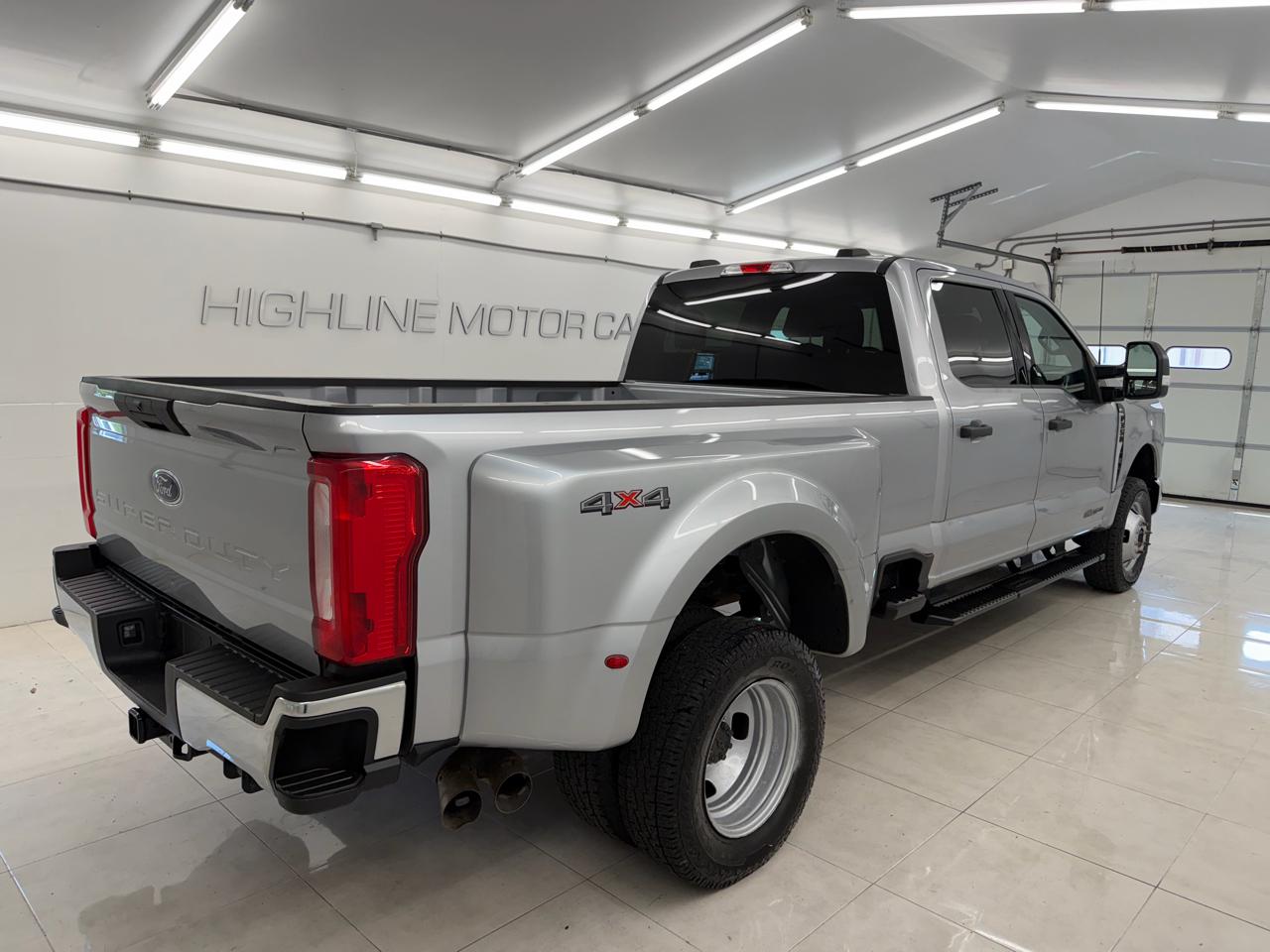 Ford Super Duty F-350 DRW 4WD Crew Cab 172" XLT 2023