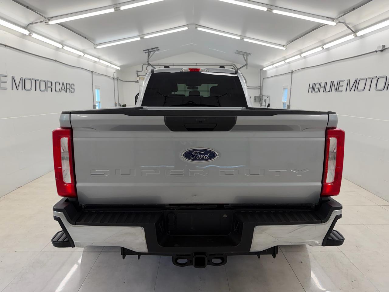 Ford Super Duty F-350 DRW 4WD Crew Cab 172" XLT 2023