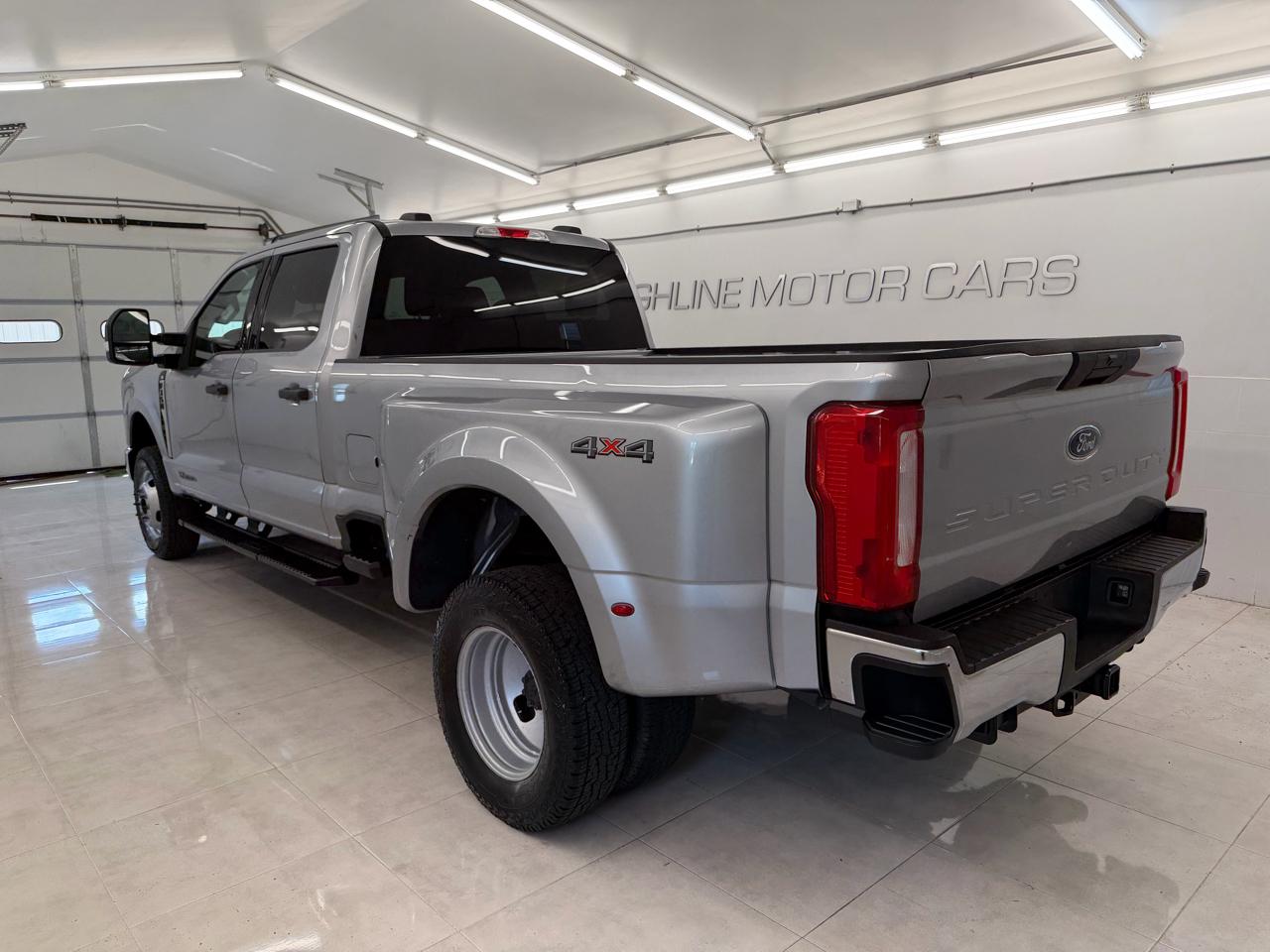 Ford Super Duty F-350 DRW 4WD Crew Cab 172" XLT 2023
