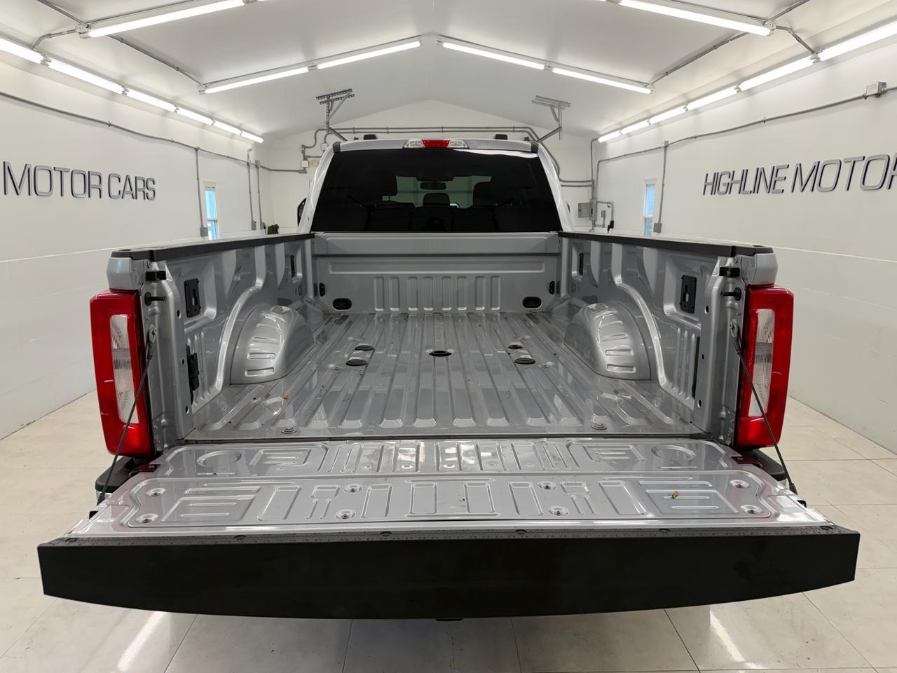 Ford Super Duty F-350 DRW 4WD Crew Cab 172" XLT 2023