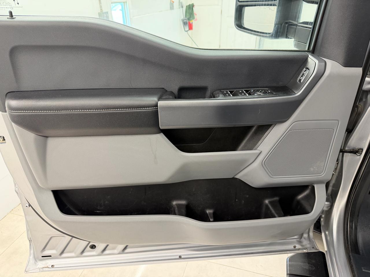 Ford Super Duty F-350 DRW 4WD Crew Cab 172" XLT 2023