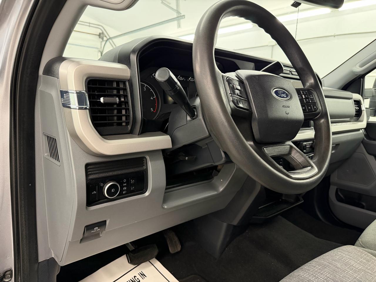Ford Super Duty F-350 DRW 4WD Crew Cab 172" XLT 2023