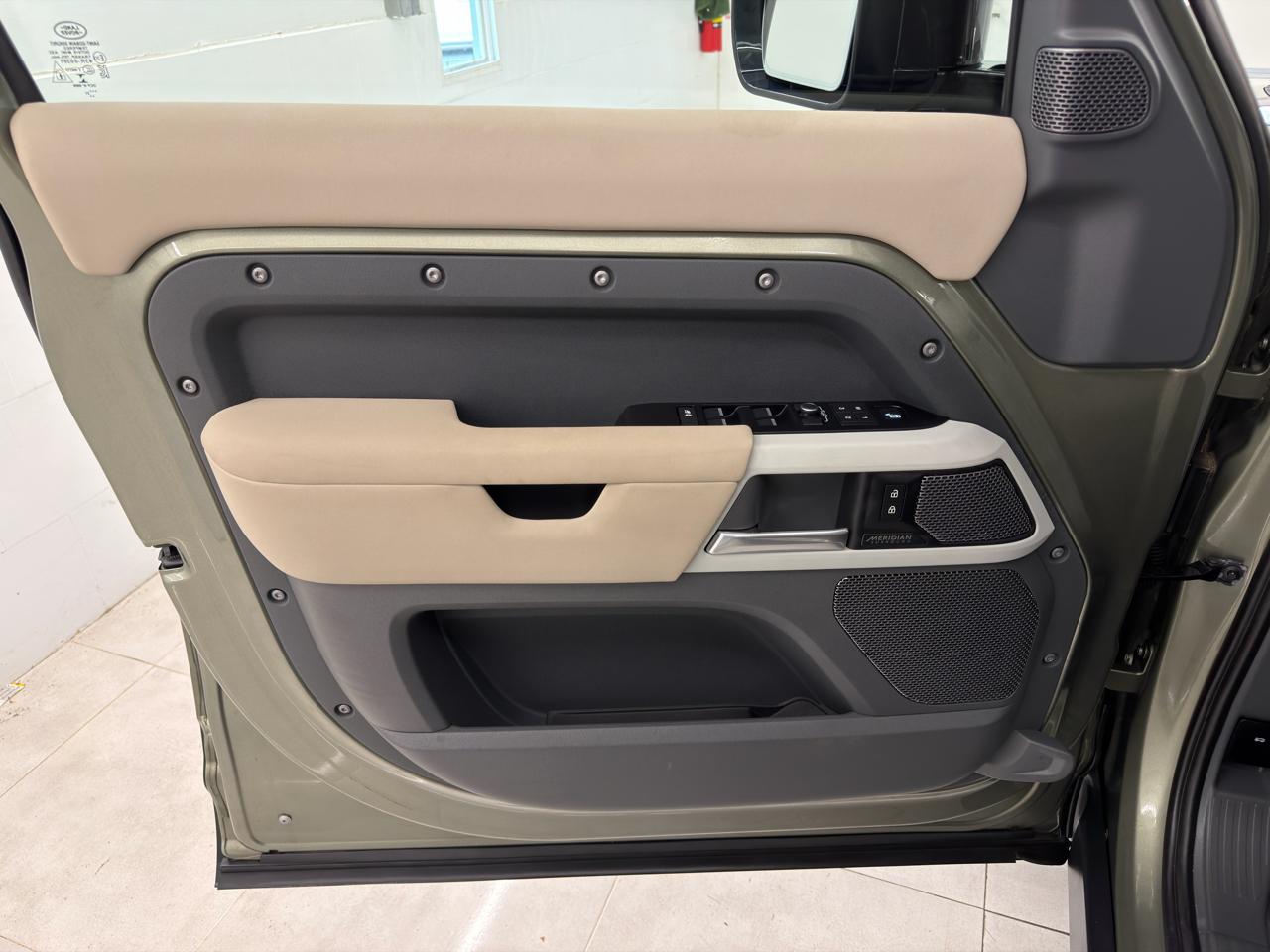 Land Rover Defender P400 110 HSE 2022