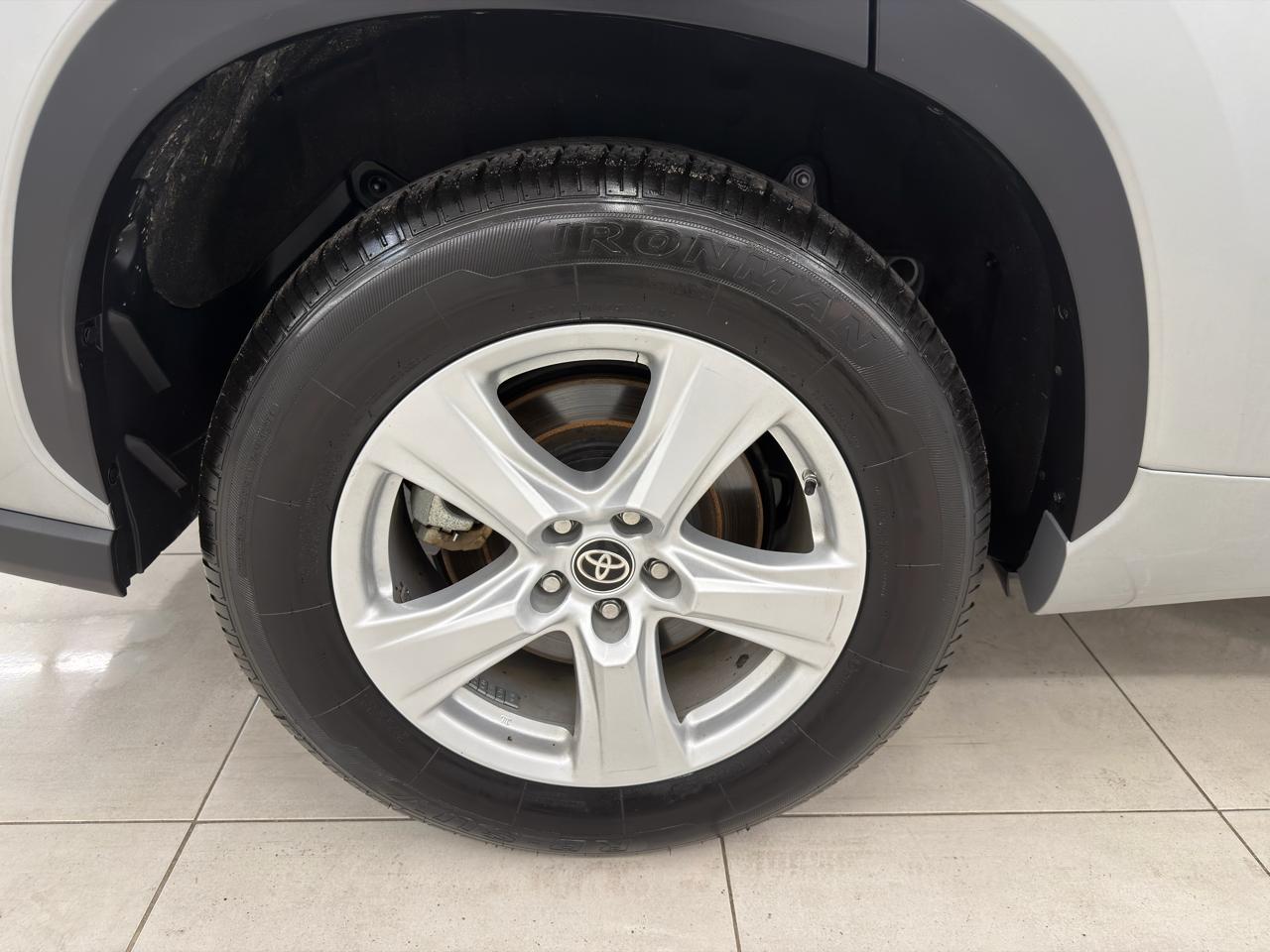 Toyota Highlander LE 2024