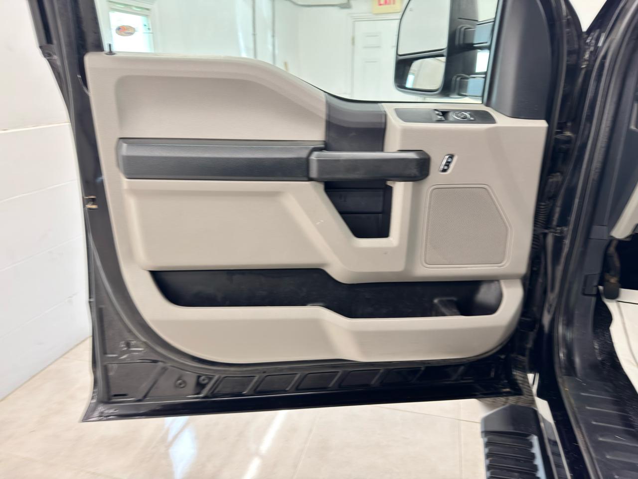 Ford Super Duty F-250 SRW XLT 4WD Reg Cab 8' Box 2022