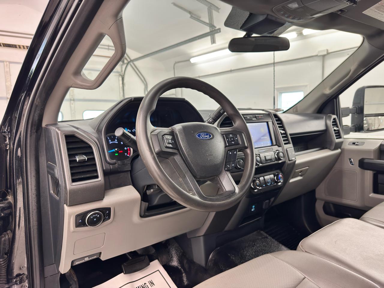 Ford Super Duty F-250 SRW XLT 4WD Reg Cab 8' Box 2022