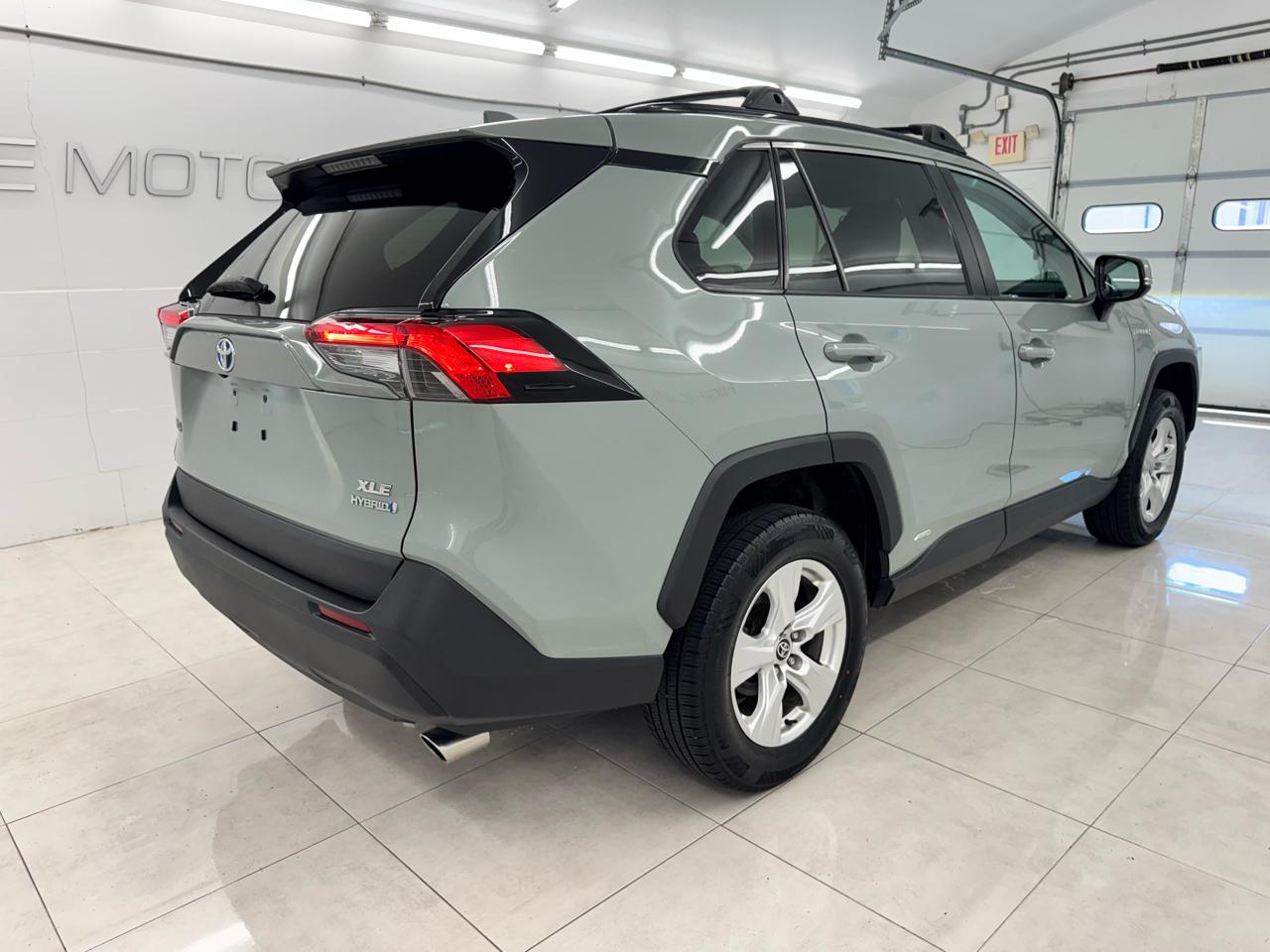 Toyota RAV4 Hybrid XLE AWD (Natl) 2021